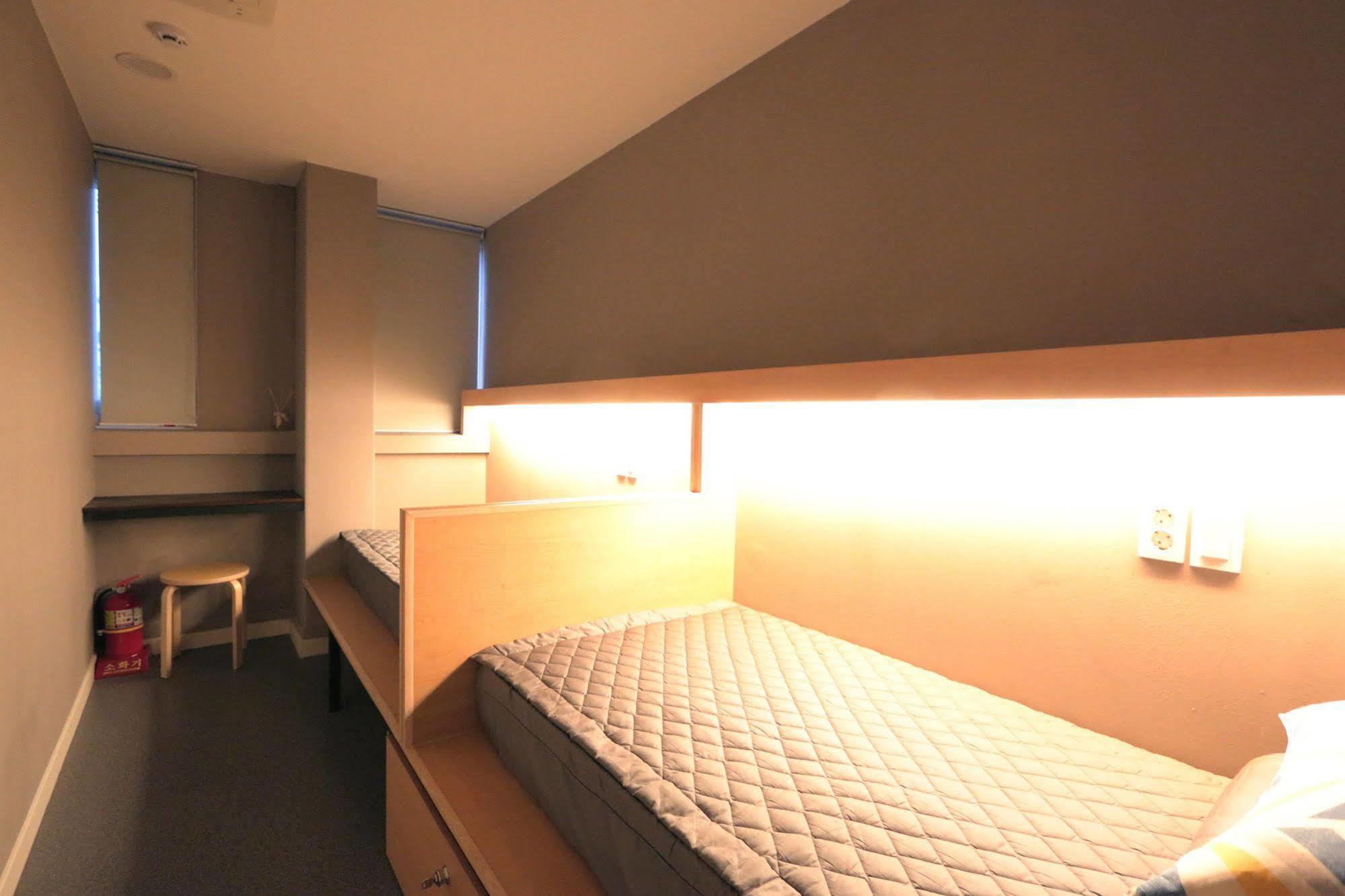 Blueboat Hostel Гиеонгджу Екстериор снимка